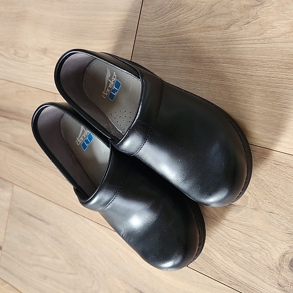 Dansko nursing clogs - Picture 1 of 2